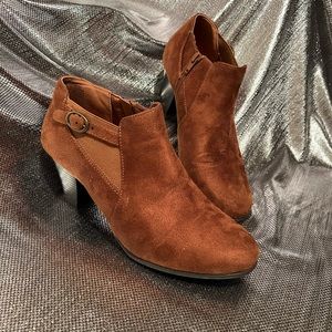 New Woman’s Croft & Barrow Brown Suede Heeled Boots size 10M very beautiful👌🤠